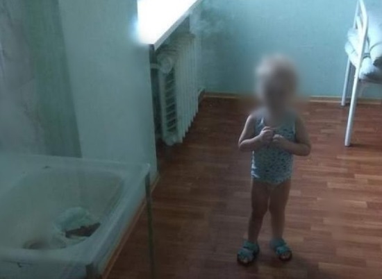 В больнице Волгограда малыша закрыли одного в боксе, СК начал проверку